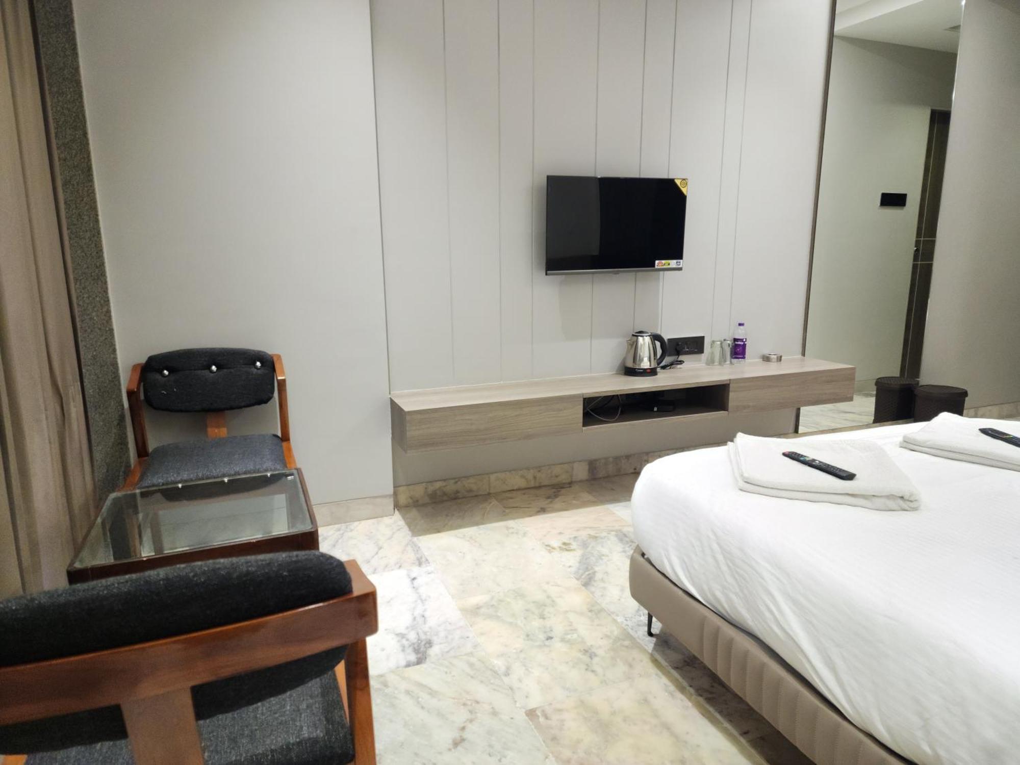Hotel Statusinn, Ichalkaranji Екстериор снимка