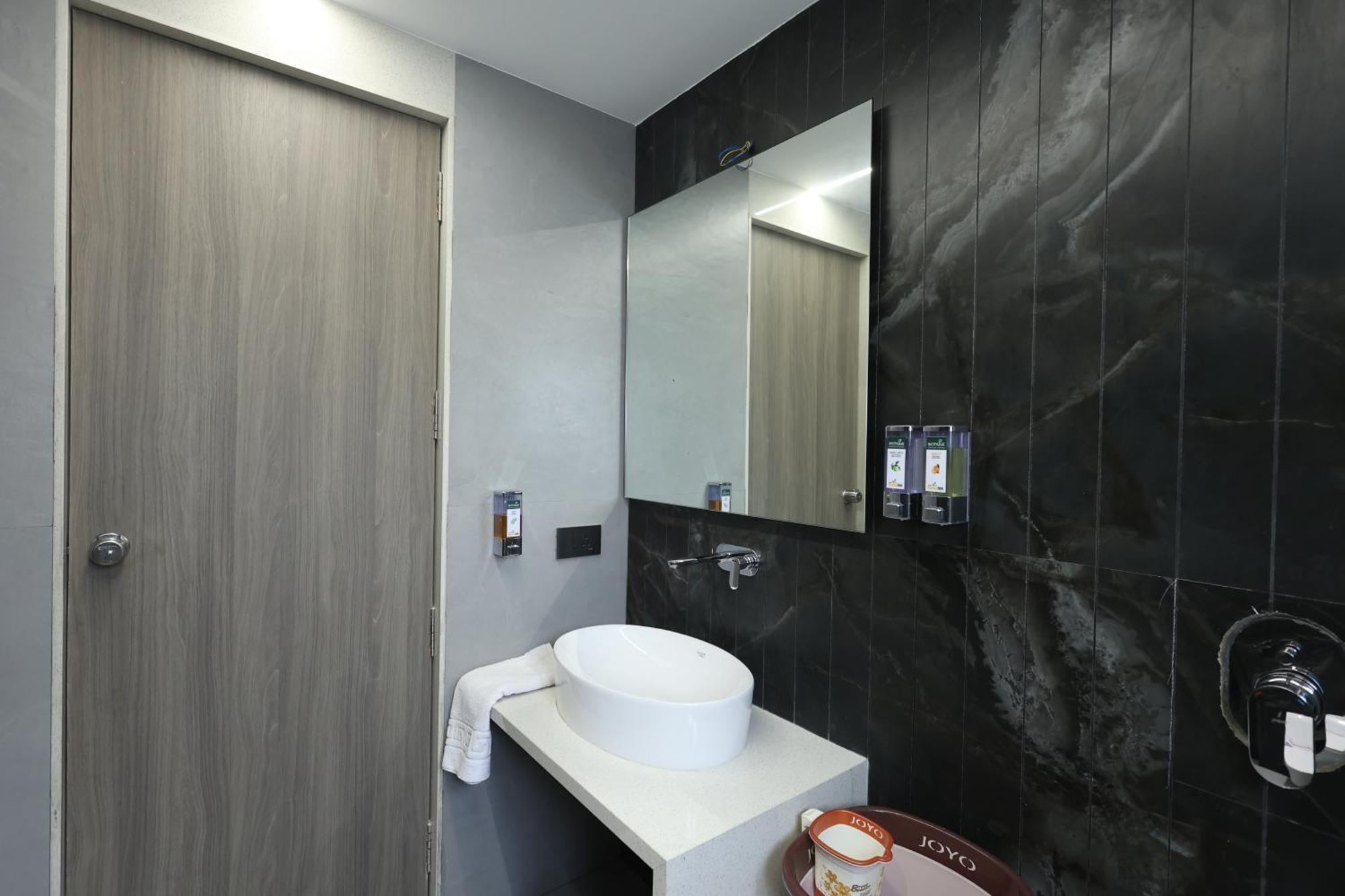 Hotel Statusinn, Ichalkaranji Екстериор снимка