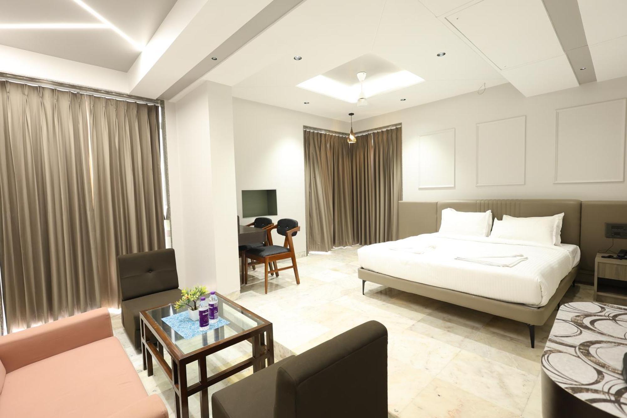 Hotel Statusinn, Ichalkaranji Екстериор снимка