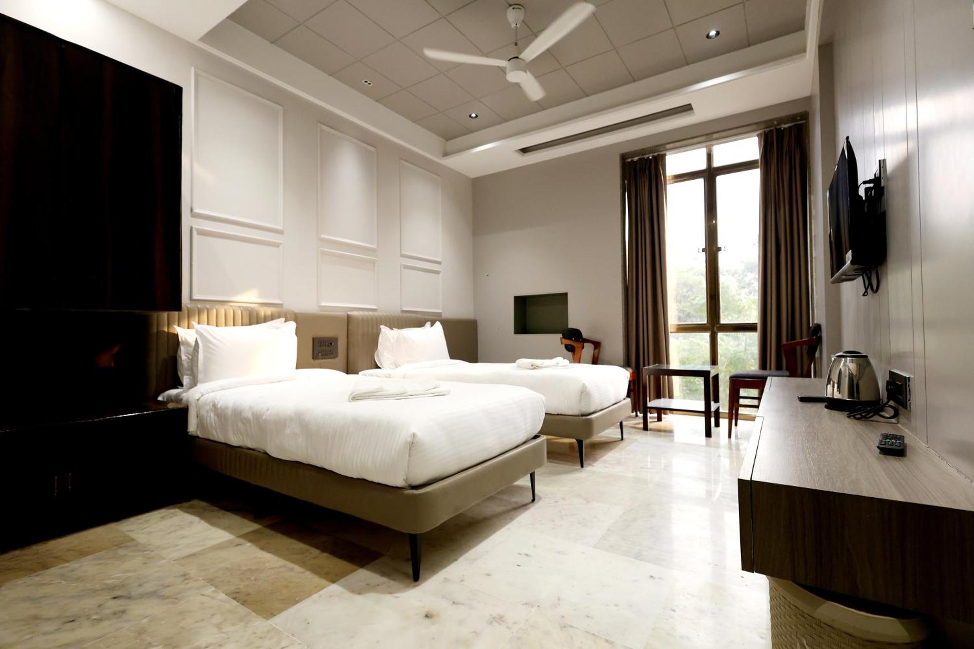 Hotel Statusinn, Ichalkaranji Екстериор снимка