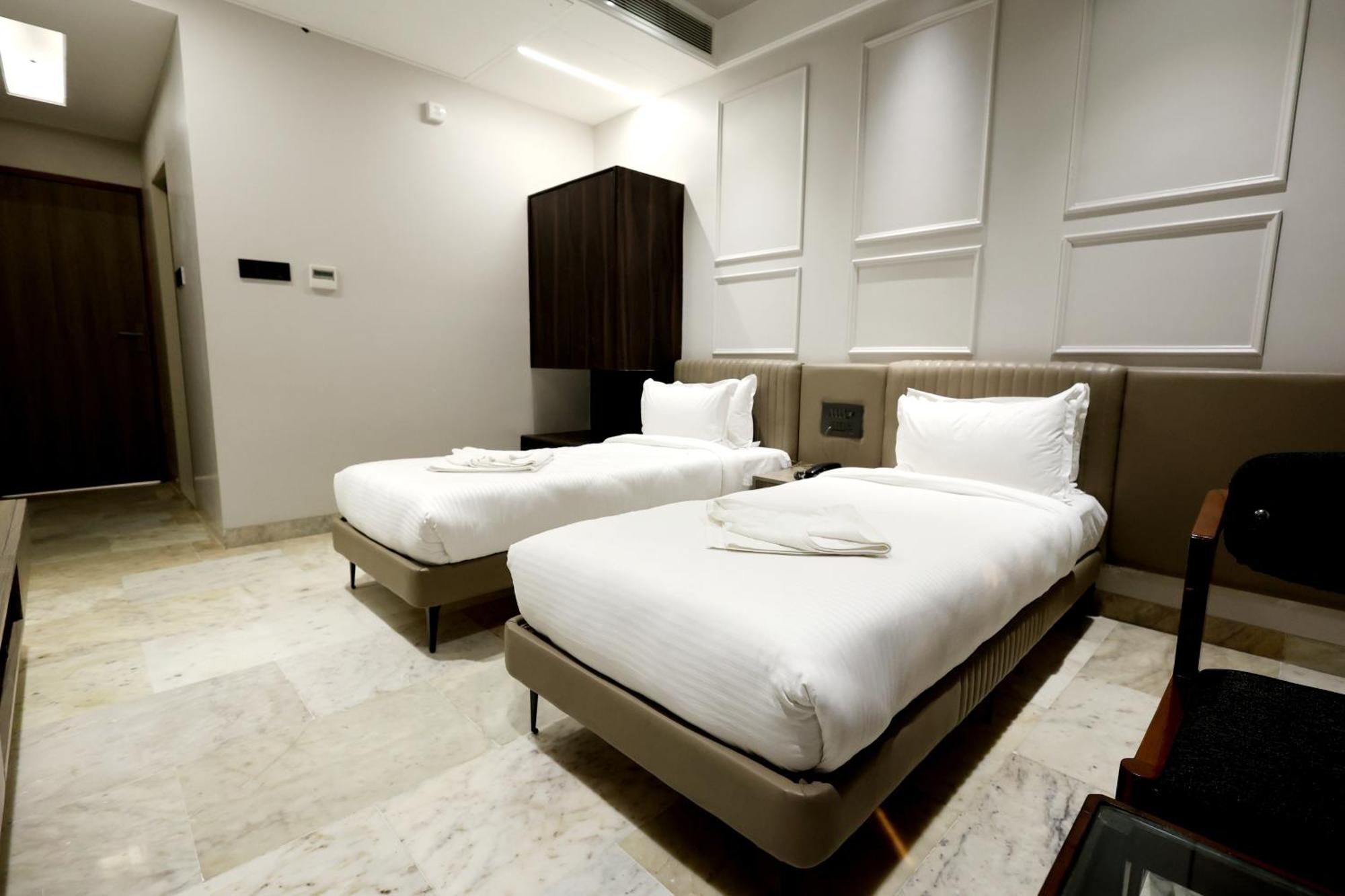 Hotel Statusinn, Ichalkaranji Екстериор снимка