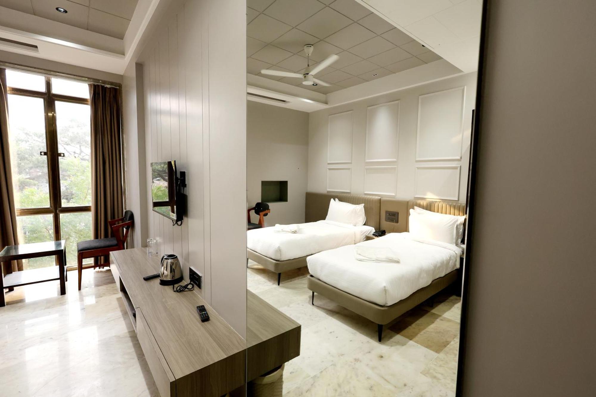 Hotel Statusinn, Ichalkaranji Екстериор снимка