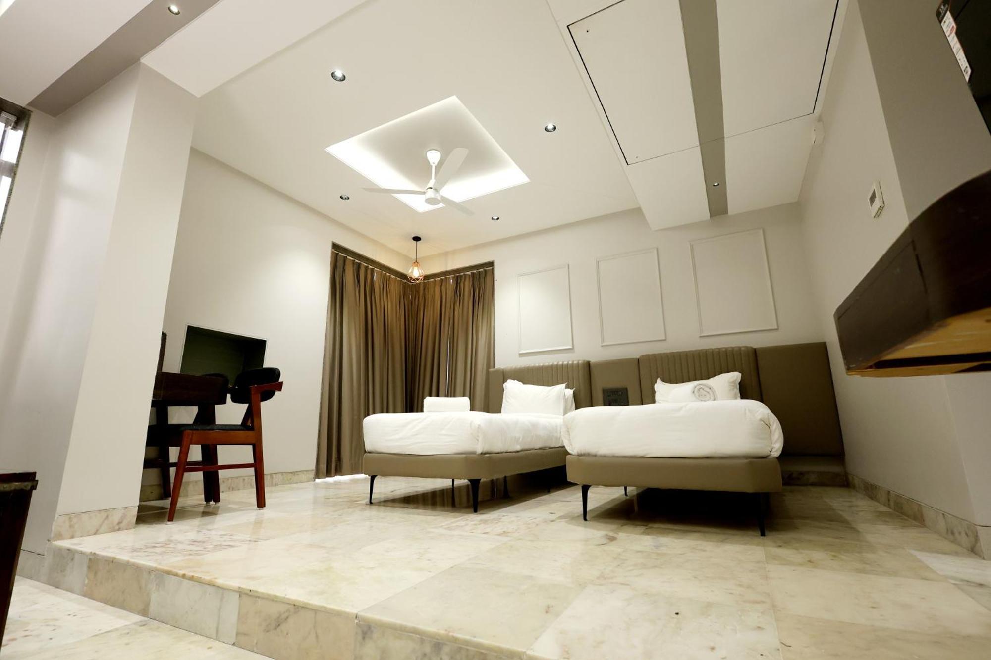 Hotel Statusinn, Ichalkaranji Екстериор снимка