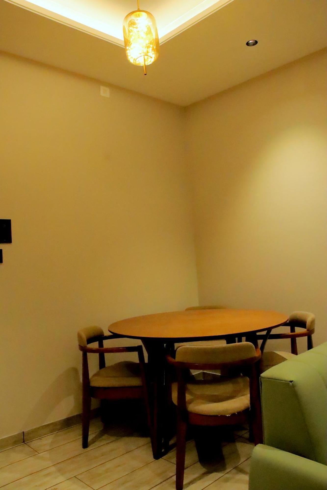 Hotel Statusinn, Ichalkaranji Екстериор снимка