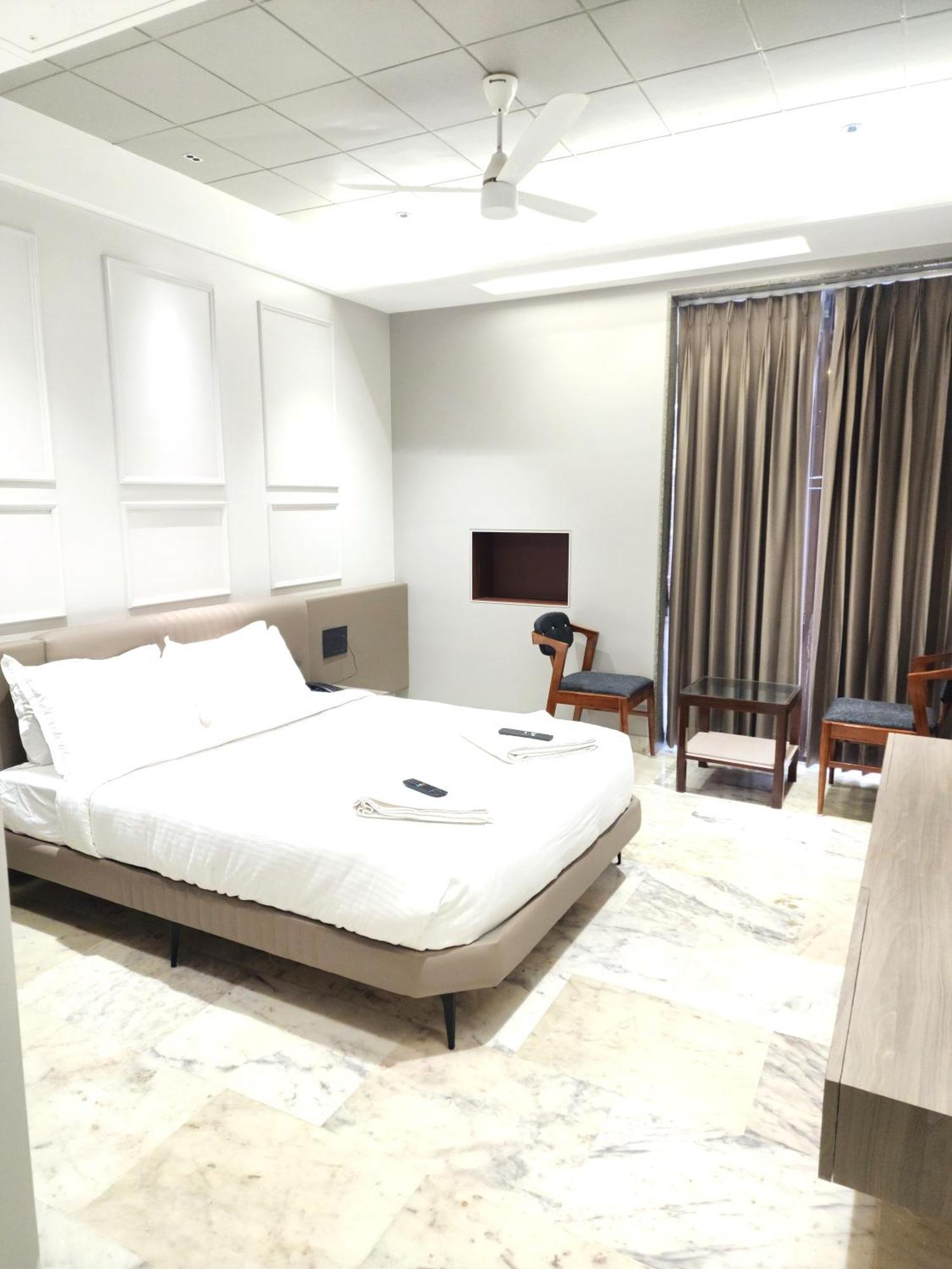 Hotel Statusinn, Ichalkaranji Екстериор снимка