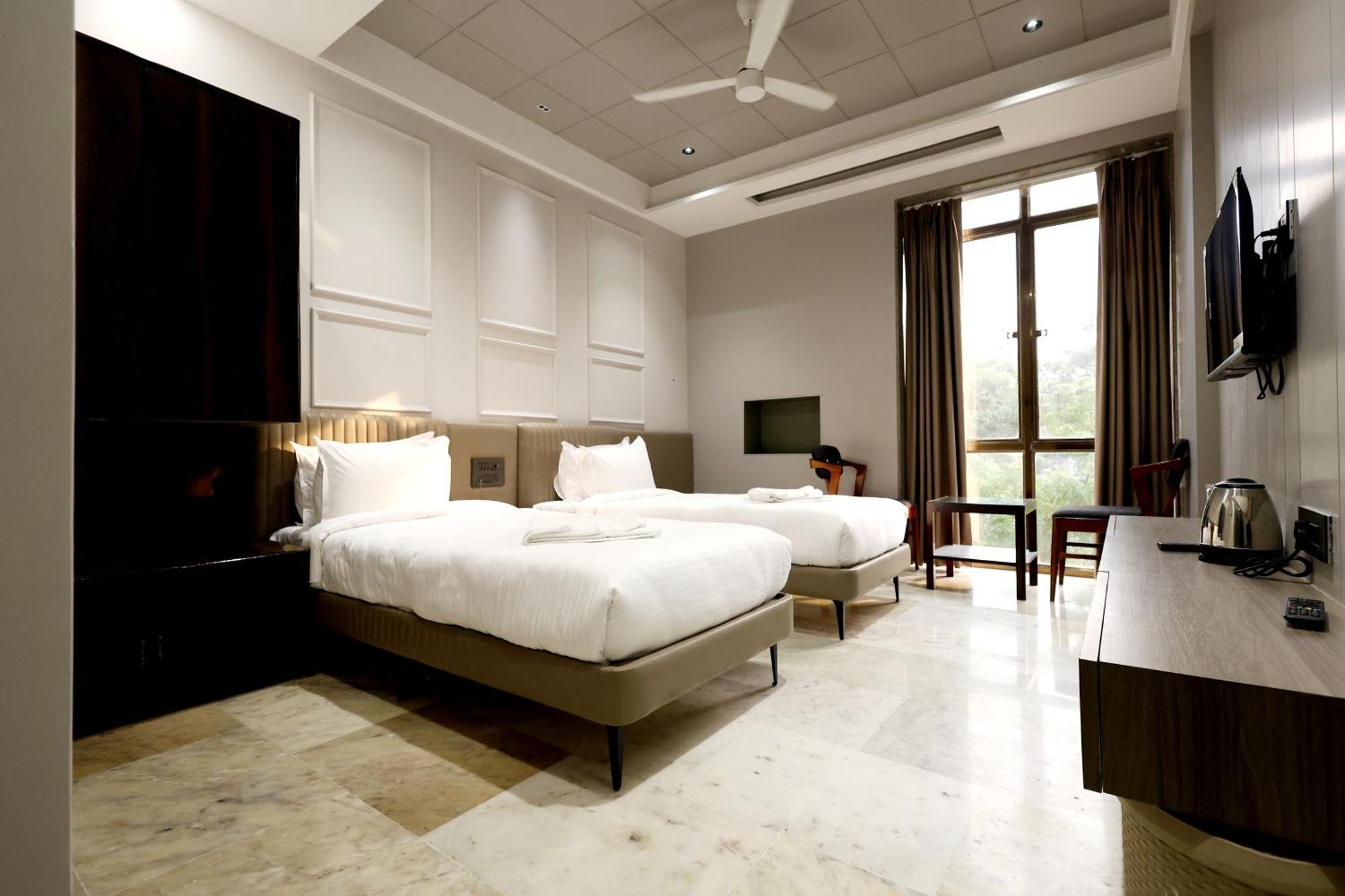 Hotel Statusinn, Ichalkaranji Екстериор снимка