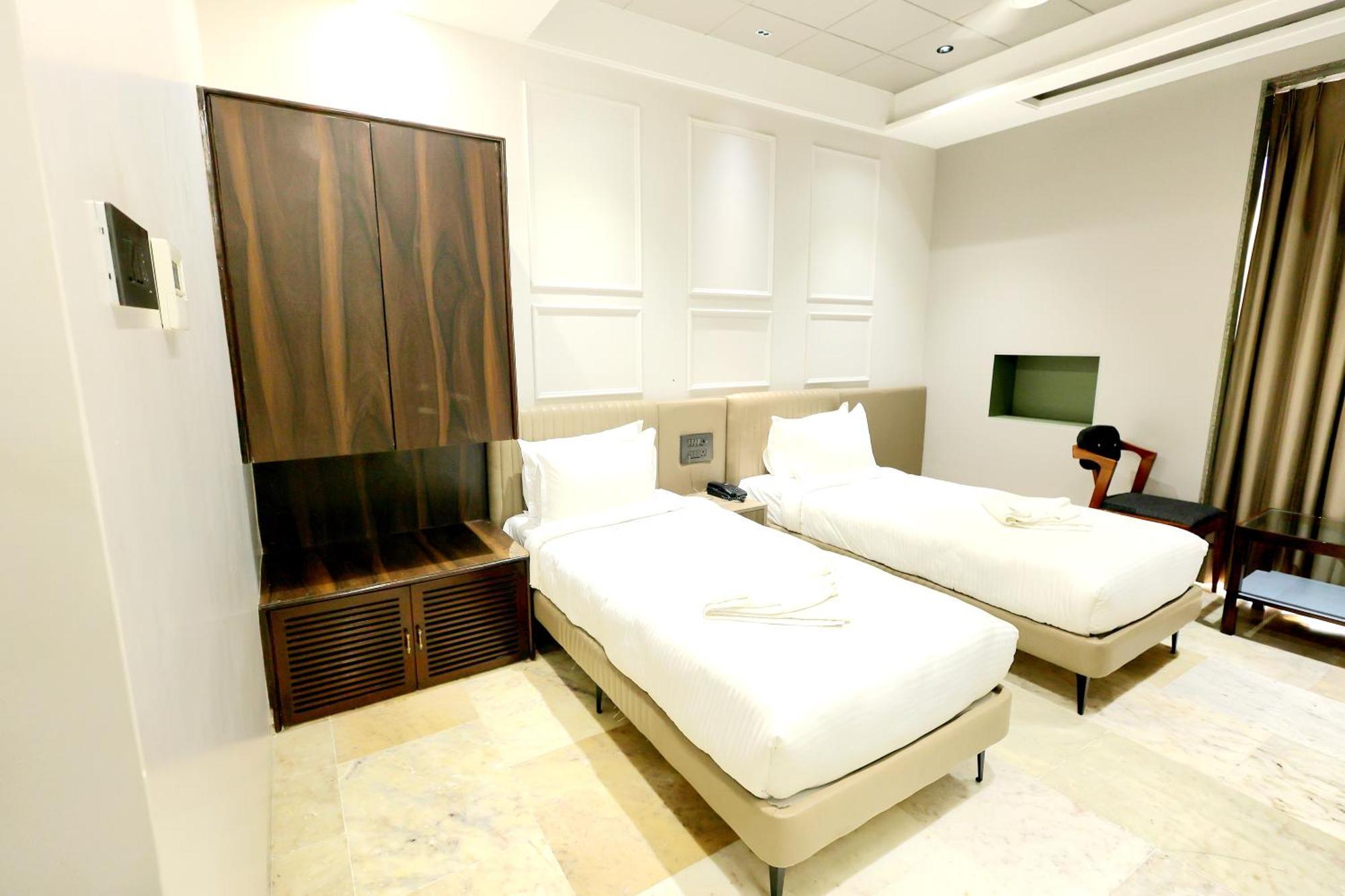Hotel Statusinn, Ichalkaranji Екстериор снимка