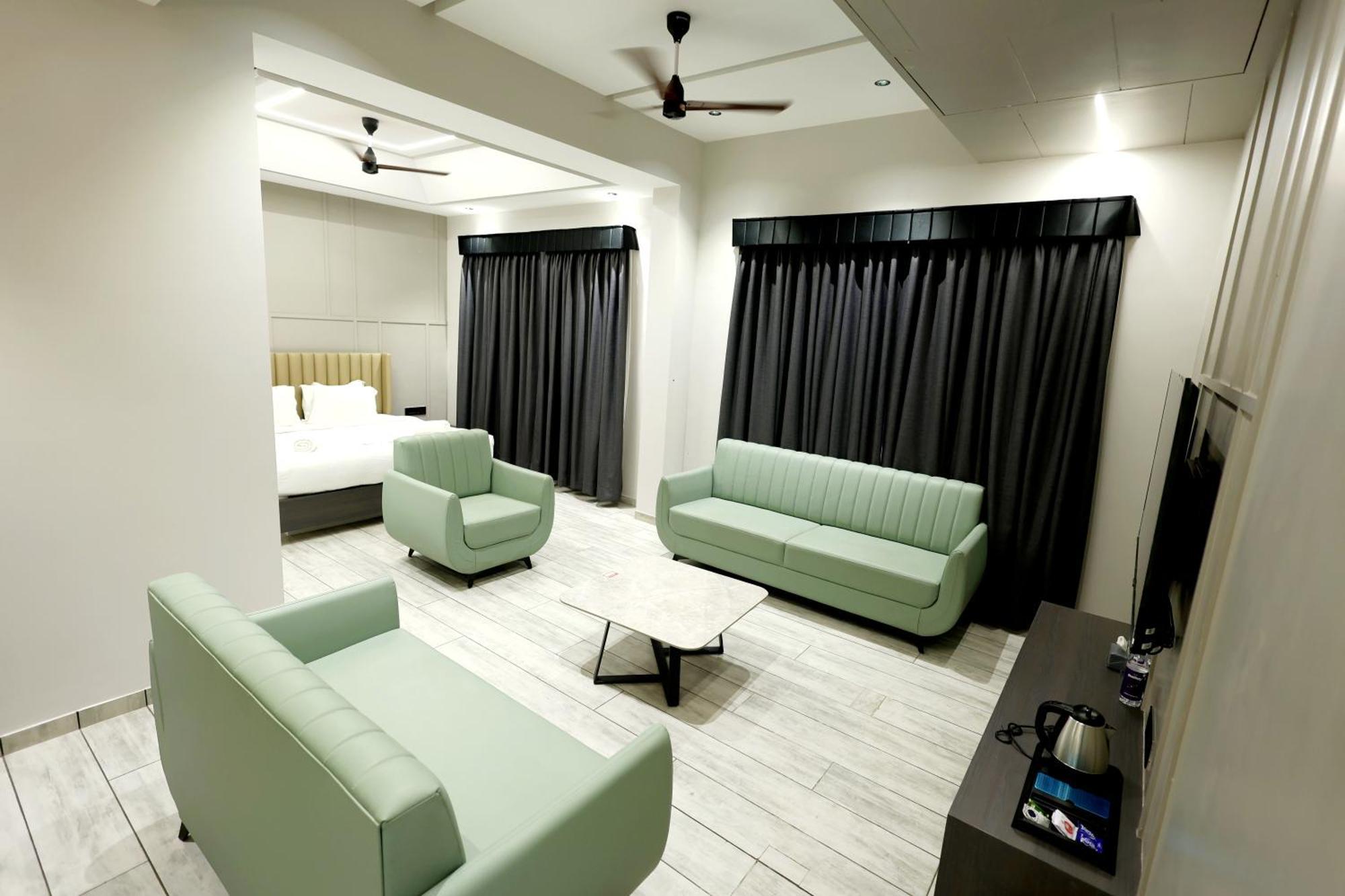 Hotel Statusinn, Ichalkaranji Екстериор снимка