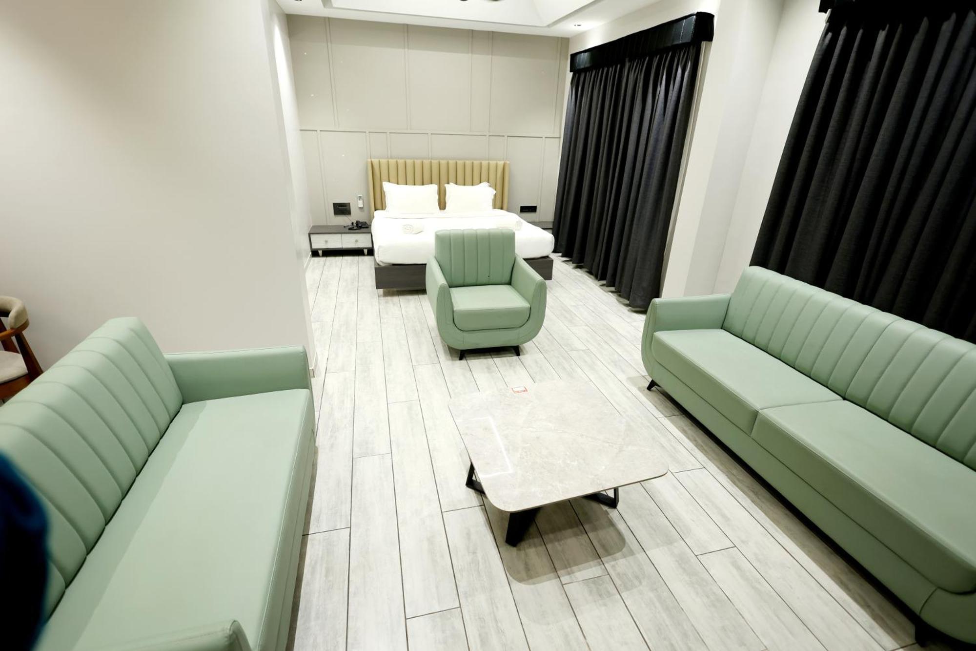 Hotel Statusinn, Ichalkaranji Екстериор снимка