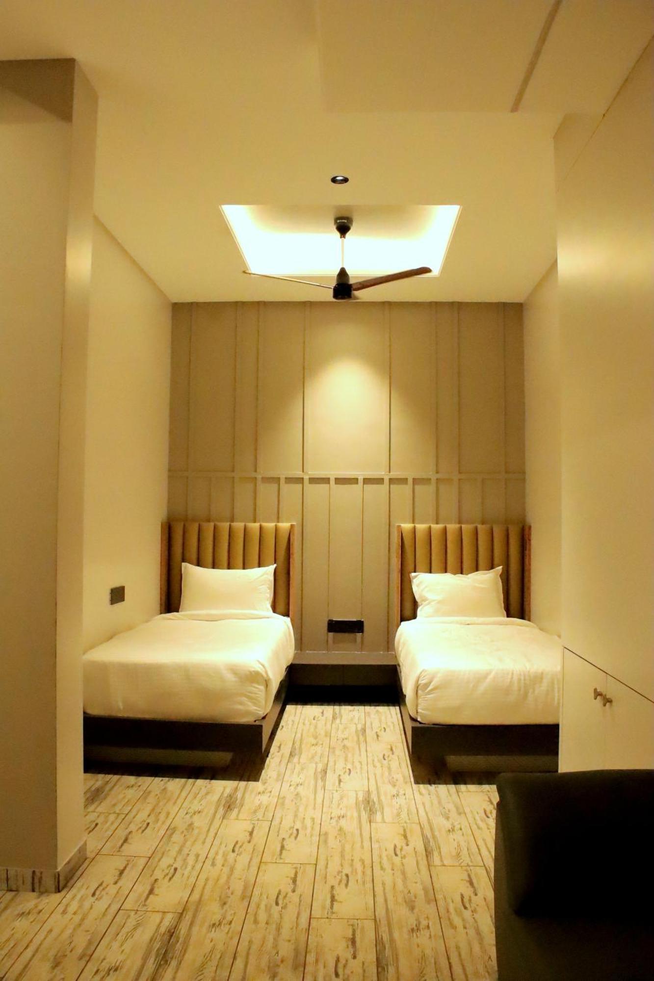 Hotel Statusinn, Ichalkaranji Екстериор снимка