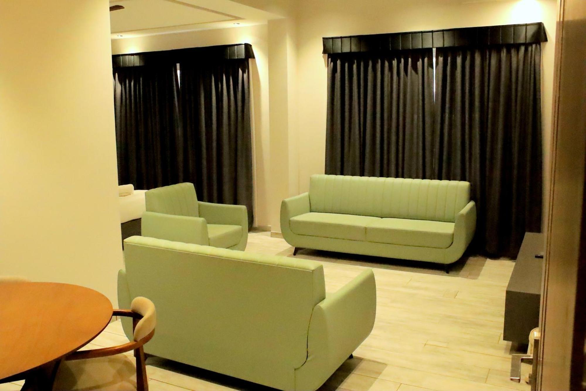 Hotel Statusinn, Ichalkaranji Екстериор снимка
