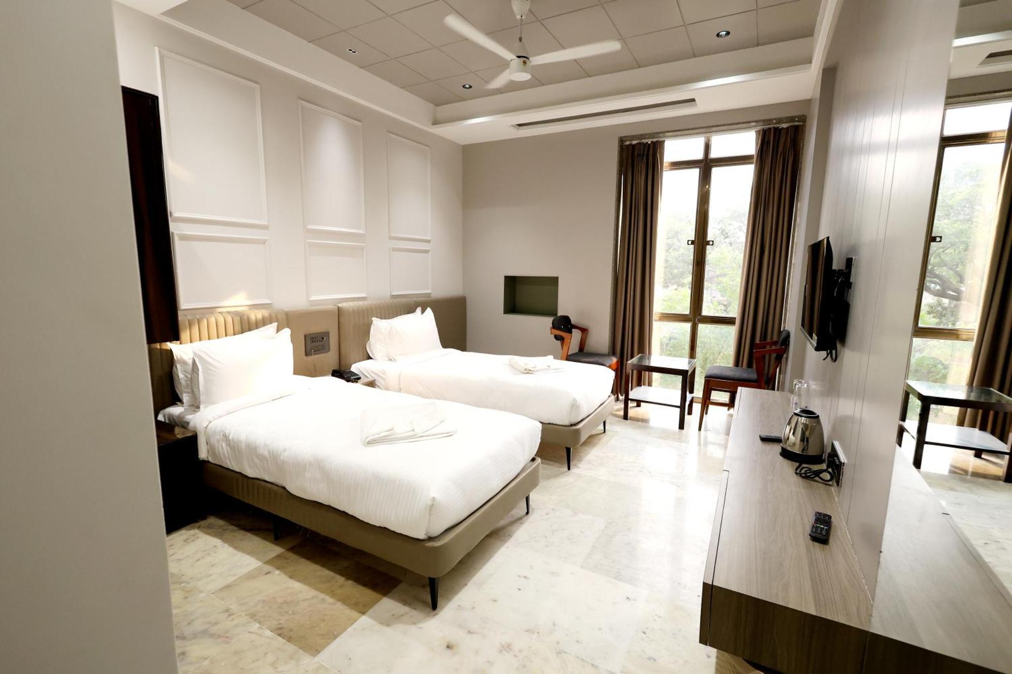 Hotel Statusinn, Ichalkaranji Екстериор снимка