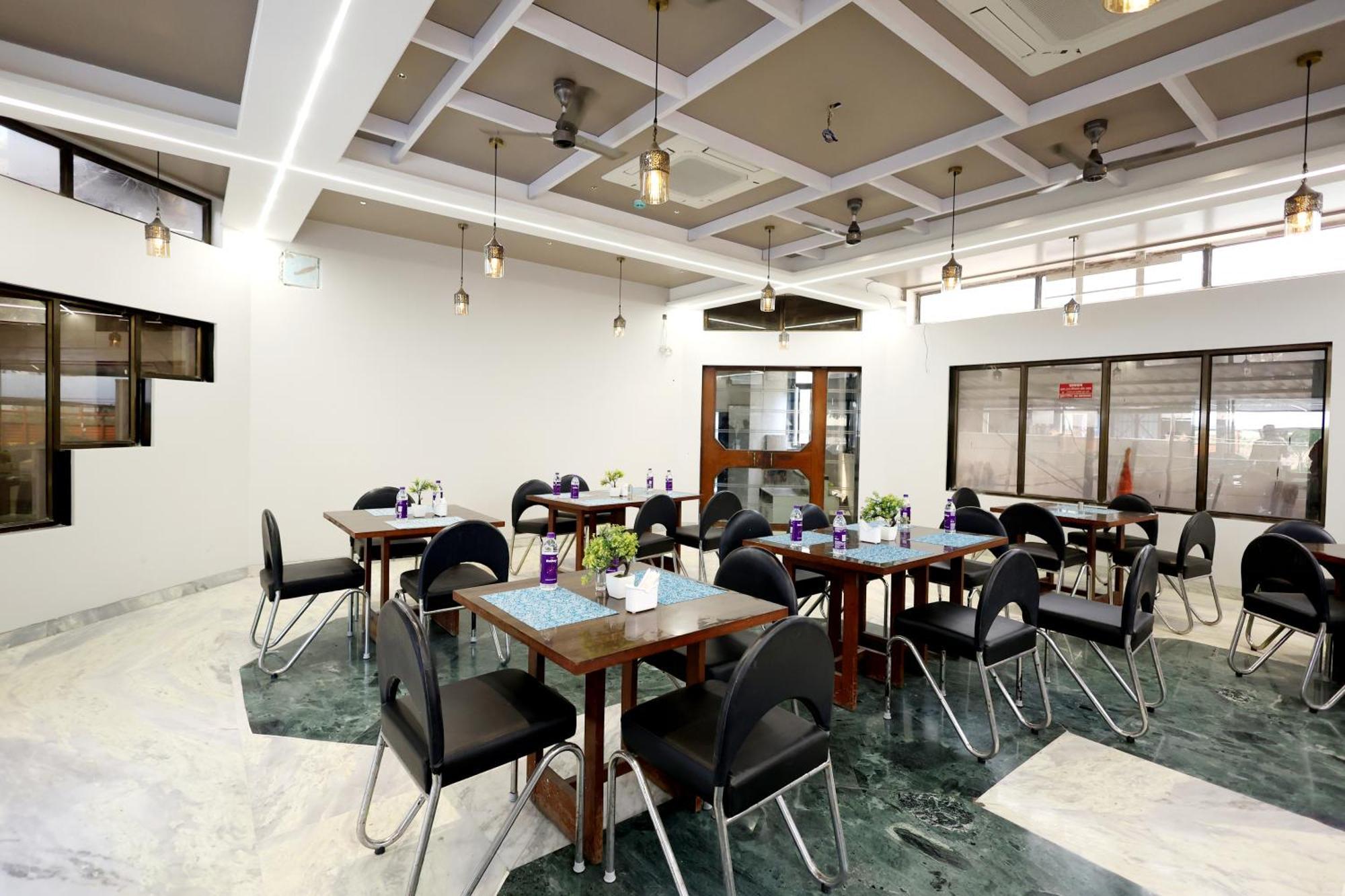 Hotel Statusinn, Ichalkaranji Екстериор снимка