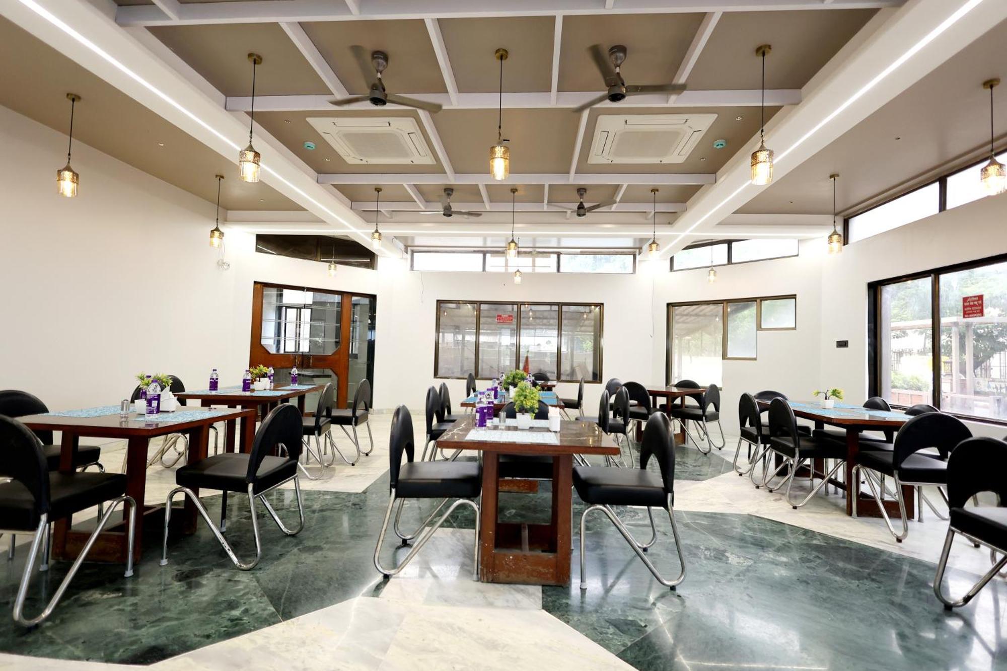 Hotel Statusinn, Ichalkaranji Екстериор снимка